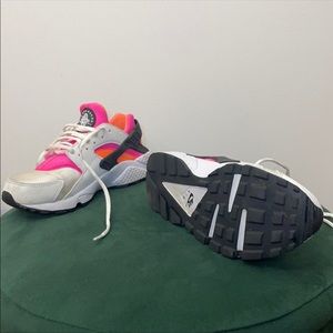 Nike Womens Air Huarache Run White Pink Pow Size 7 fits like a 6 Maincolor white